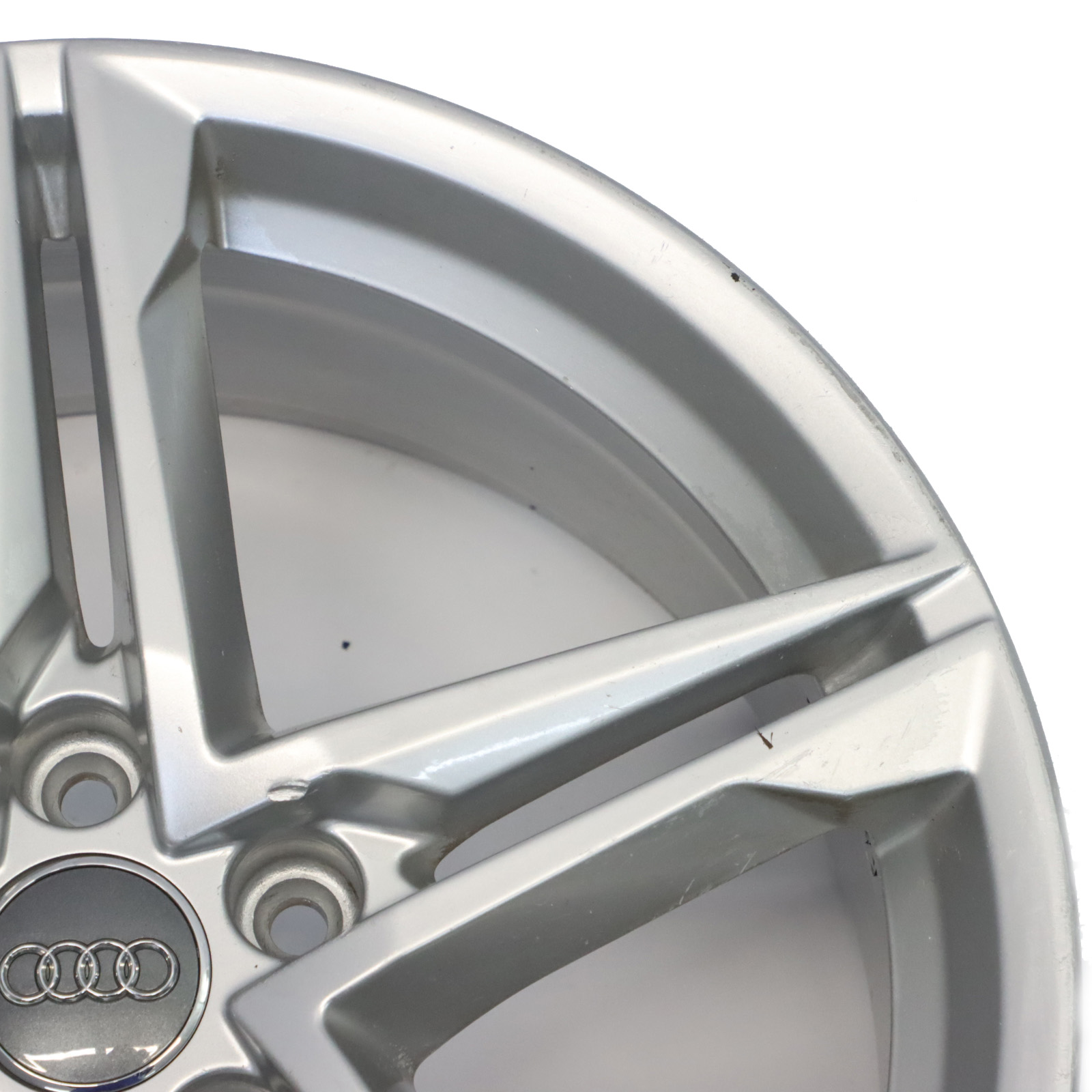 Audi A4 B9 Srebrna Felga Aluminiowa 18" 8J ET:40 8W0601025R