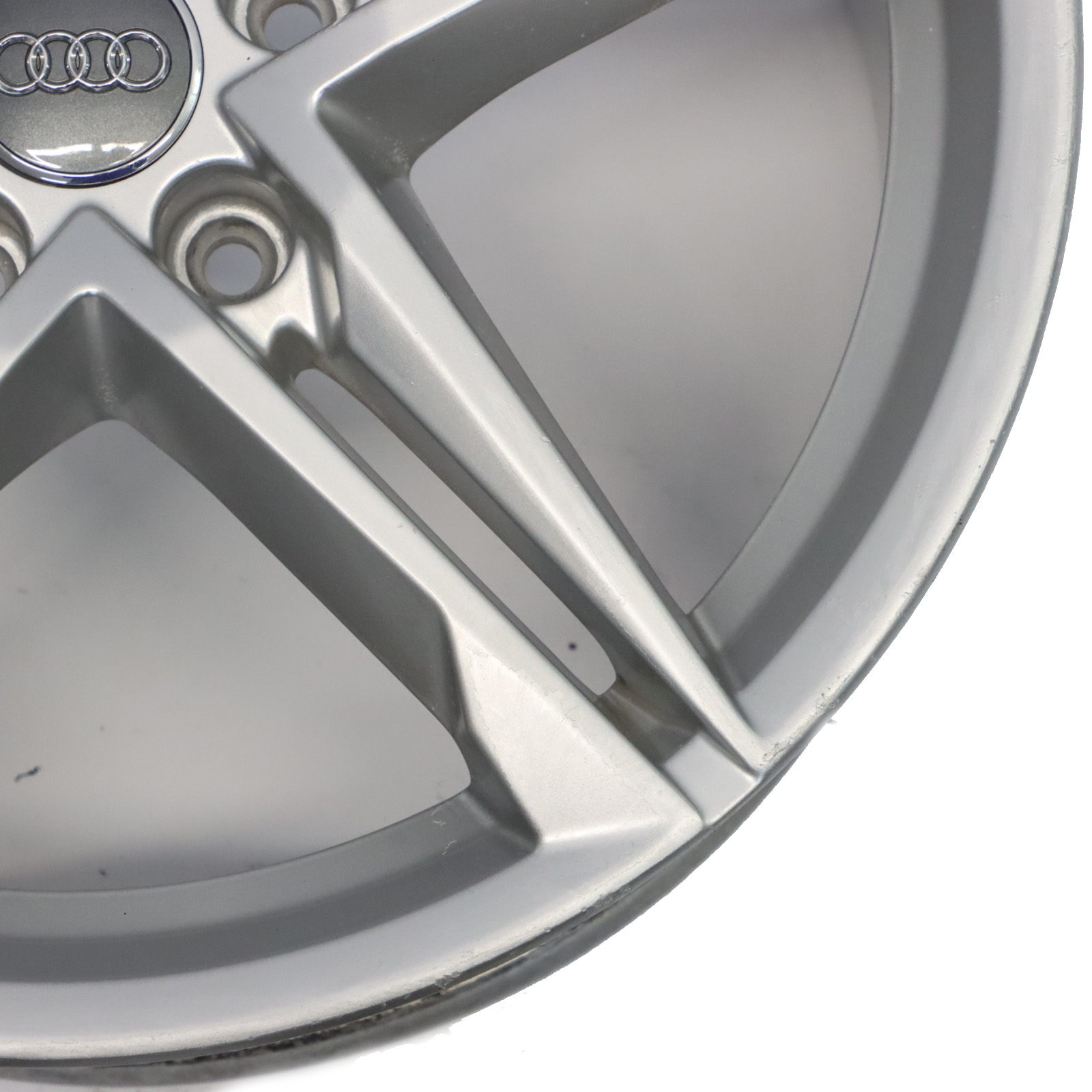 Audi A4 B9 Srebrna Felga Aluminiowa 18" 8J ET:40 8W0601025R