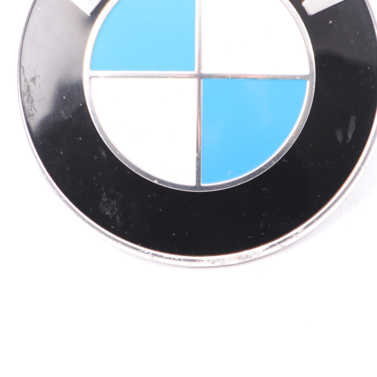 Emblemat na maskę BMW E81 E87 E90 E91 E92 E60 F10 Logo na bagażnik 8132375