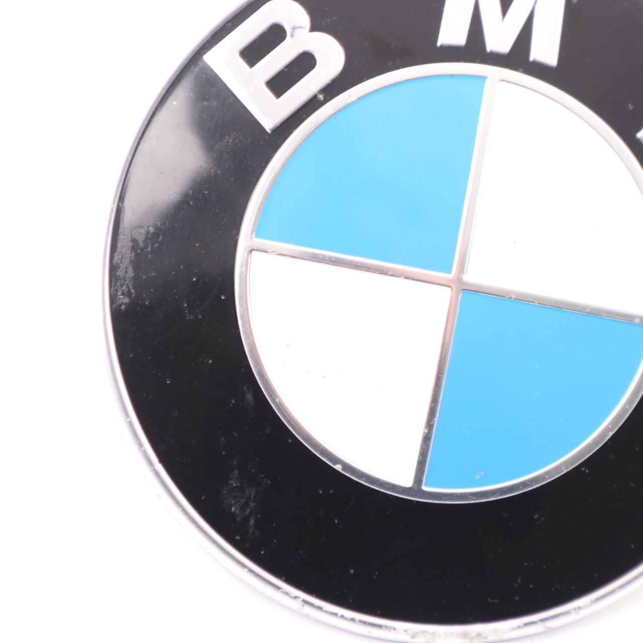 Emblemat na maskę BMW E81 E87 E90 E91 E92 E60 F10 Logo na bagażnik 8132375