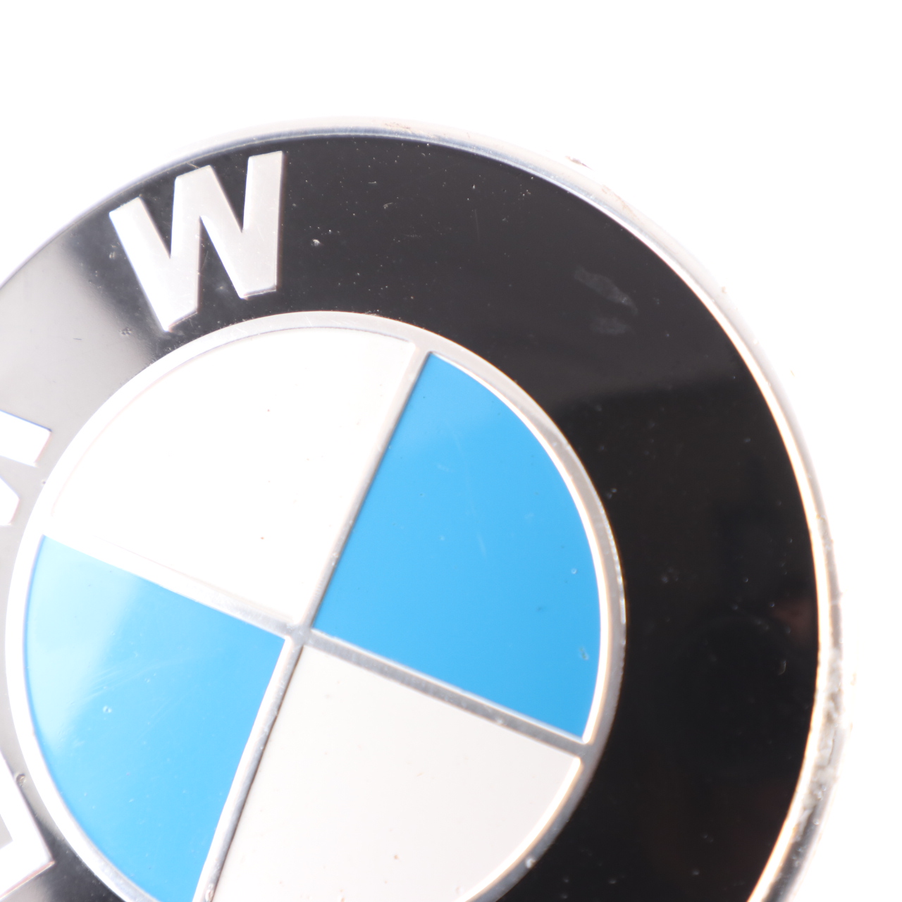 Emblemat na maskę BMW E81 E87 E90 E91 E92 E60 F10 Logo na bagażnik 8132375